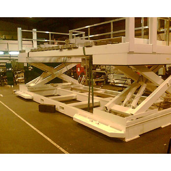 Custom lift arrangement for handling aeronautical engineering