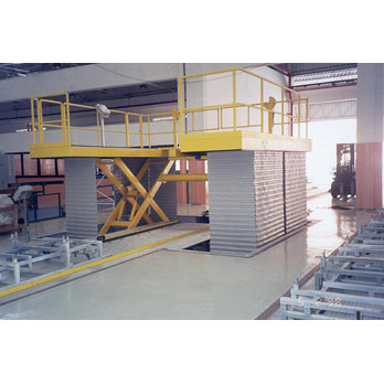 Variable height access platform on large goods vehicle production line