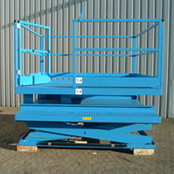 Access platform in compact position