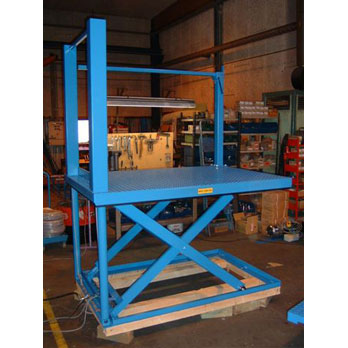 Vertical ram low closed lift table
